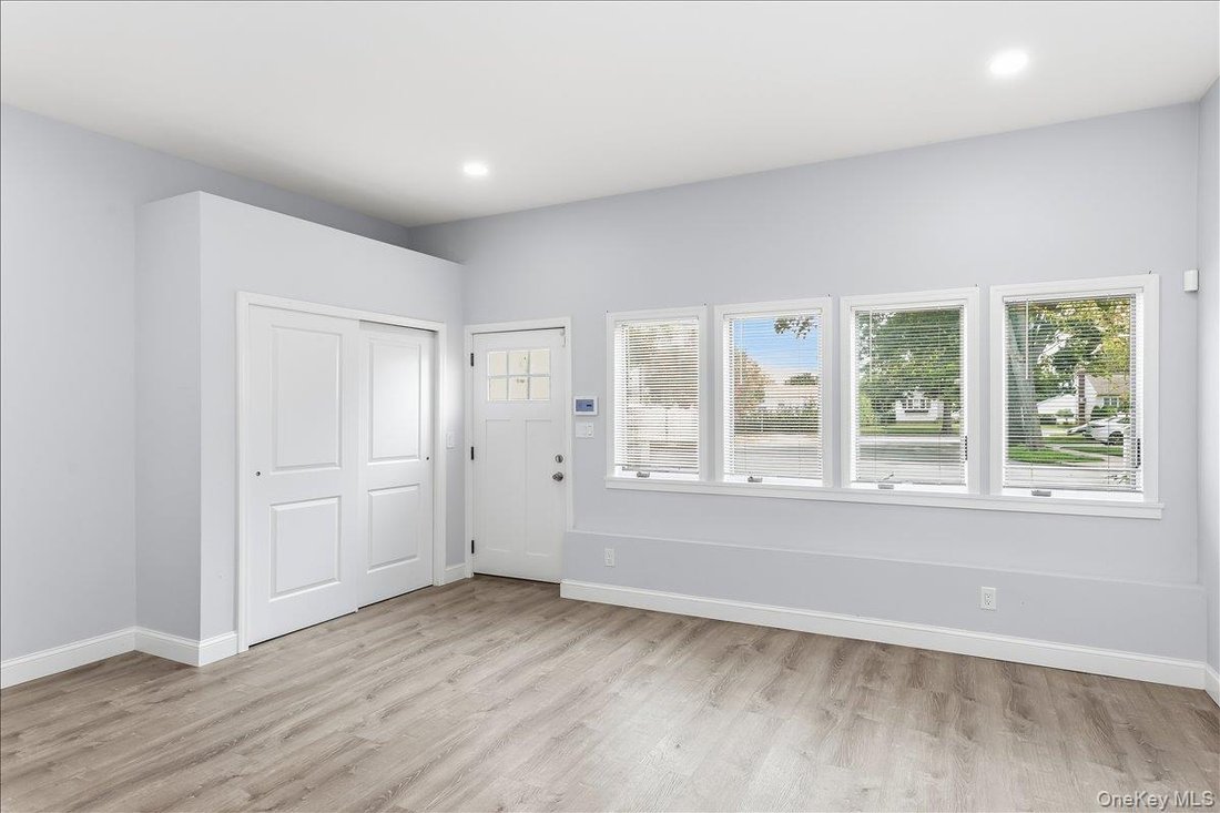 East Meadow, New York, United States 4 - 18646775