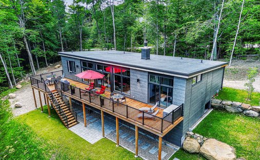 House in Sainte-Anne-des-Lacs, Quebec, Canada 1