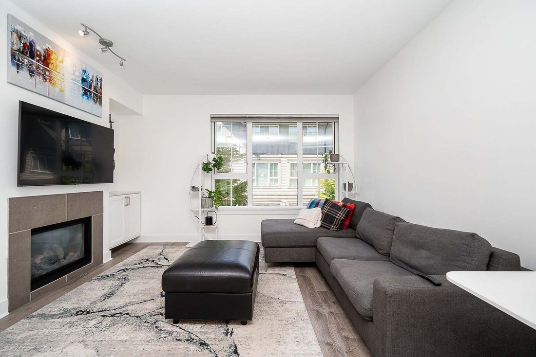 Townhouse in Surrey, British Columbia, Canada 3 - 18643228