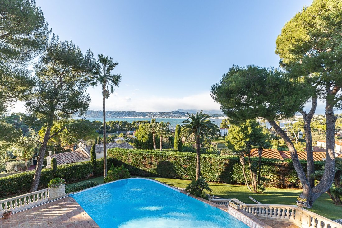 Villa in Vieille Ville, Antibes, France 1 - 18645296