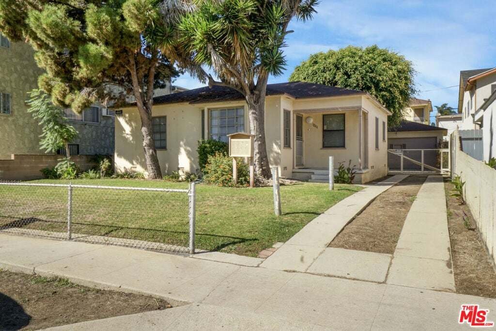 Los Angeles, California, United States 1 - 18645936