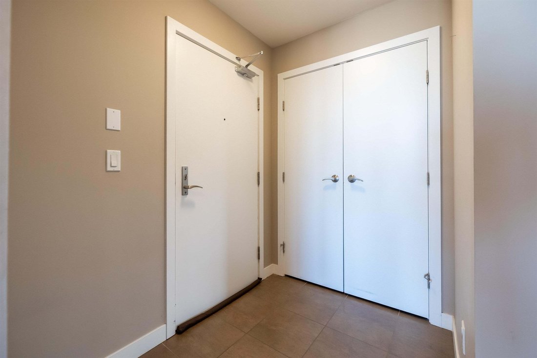 Condo in Surrey, British Columbia, Canada 2 - 18643146