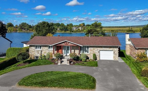 House in Saint-Mathias-sur-Richelieu, Quebec, Canada 1