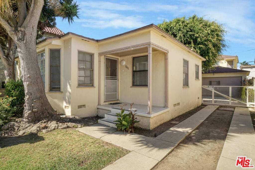 Los Angeles, California, United States 3 - 18645936