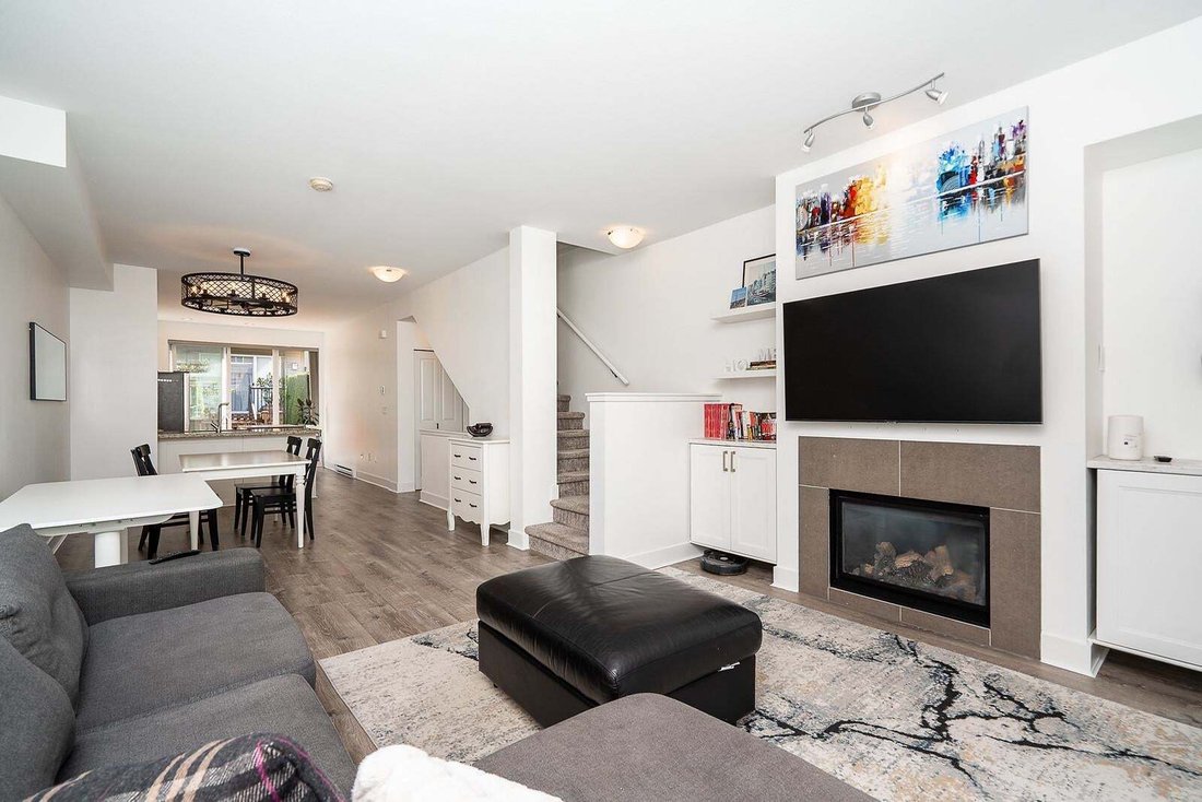 Townhouse in Surrey, British Columbia, Canada 5 - 18643228