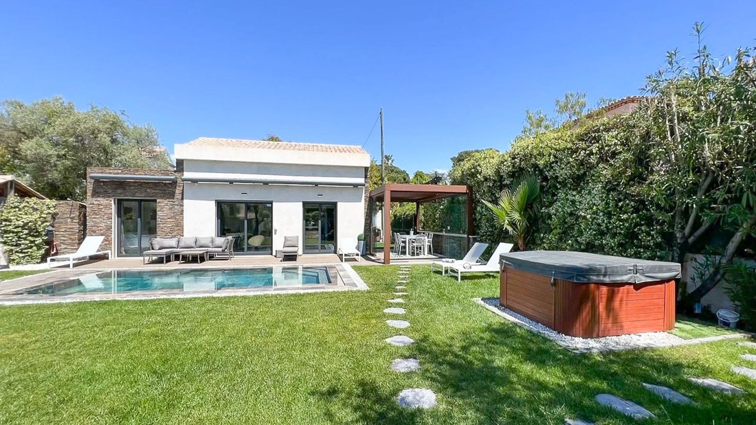 Villa in Vieille Ville, Antibes, France 1 - 18645237
