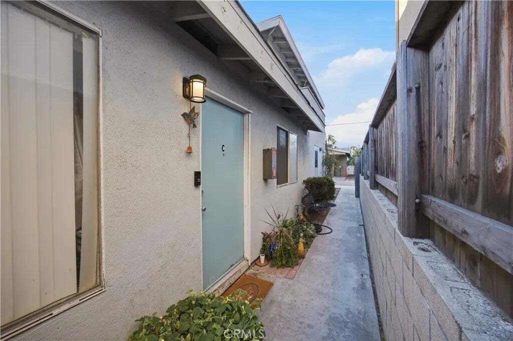 Huntington Beach, California, United States 5 - 18646543