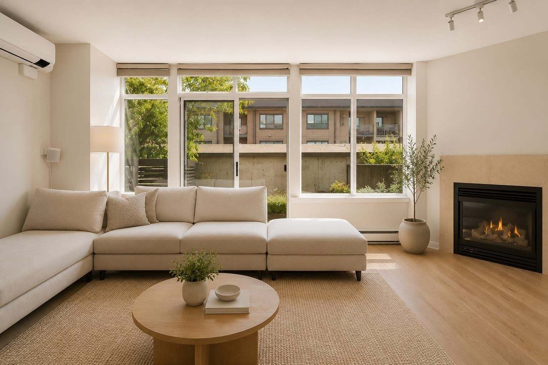 Townhouse in Vancouver, British Columbia, Canada 2 - 18643534