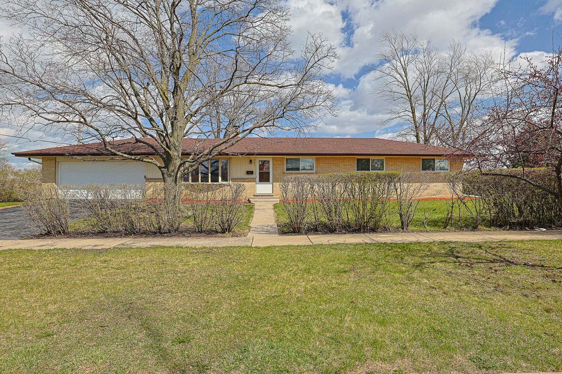 House in Des Plaines, Illinois, United States 1 - 18642324