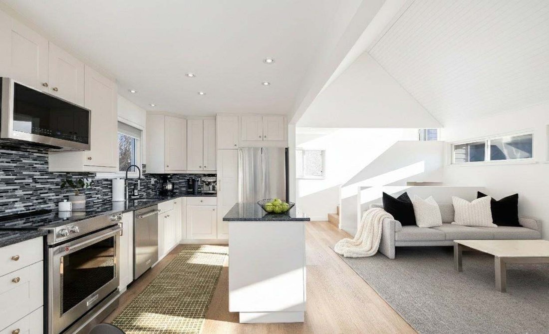 Townhouse in North Vancouver, British Columbia, Canada 5 - 18643429