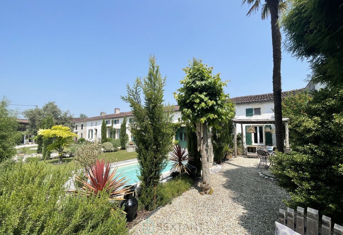 Estate in Cognac, Nouvelle-Aquitaine, France 1 - 18647709