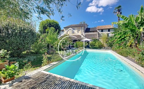 Townhouse in Sainte-Foy-la-Grande, Nouvelle-Aquitaine, France 1