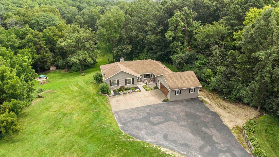 House in Le Claire, Iowa, United States 1 - 18642266