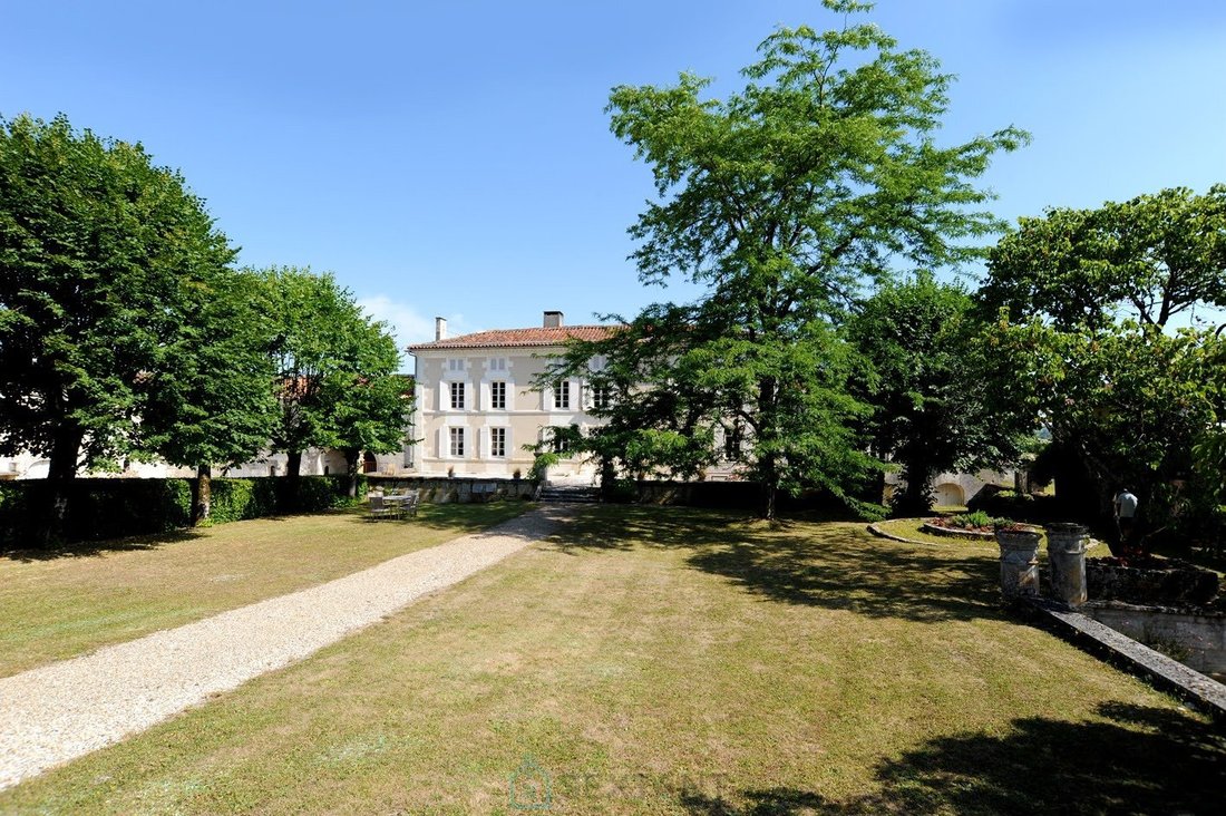 Estate in Cognac, Nouvelle-Aquitaine, France 1 - 18647710