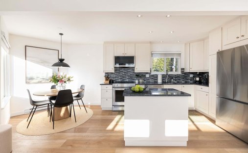Townhouse in North Vancouver, British Columbia, Canada 1