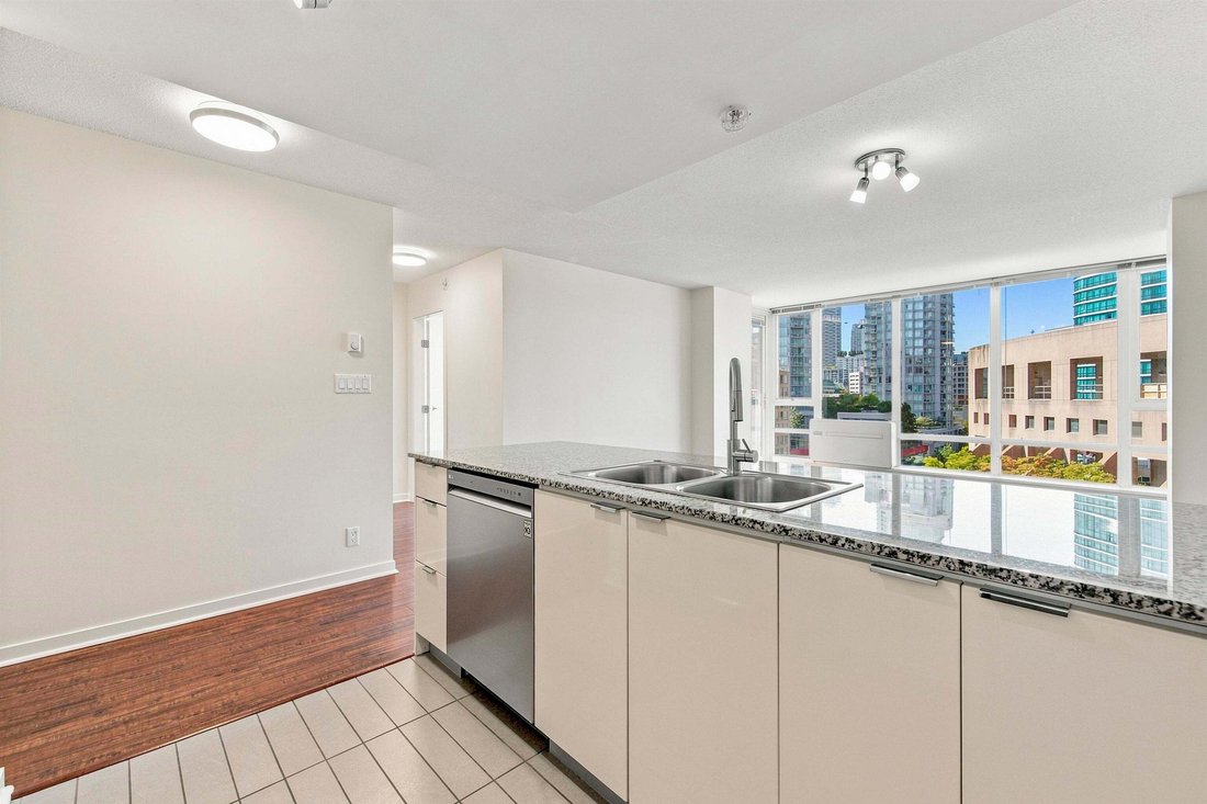 Condo in Vancouver, British Columbia, Canada 3 - 18644077