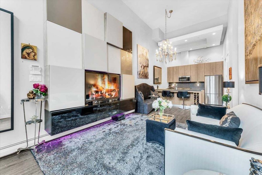 Townhouse in Vancouver, British Columbia, Canada 2 - 18643690