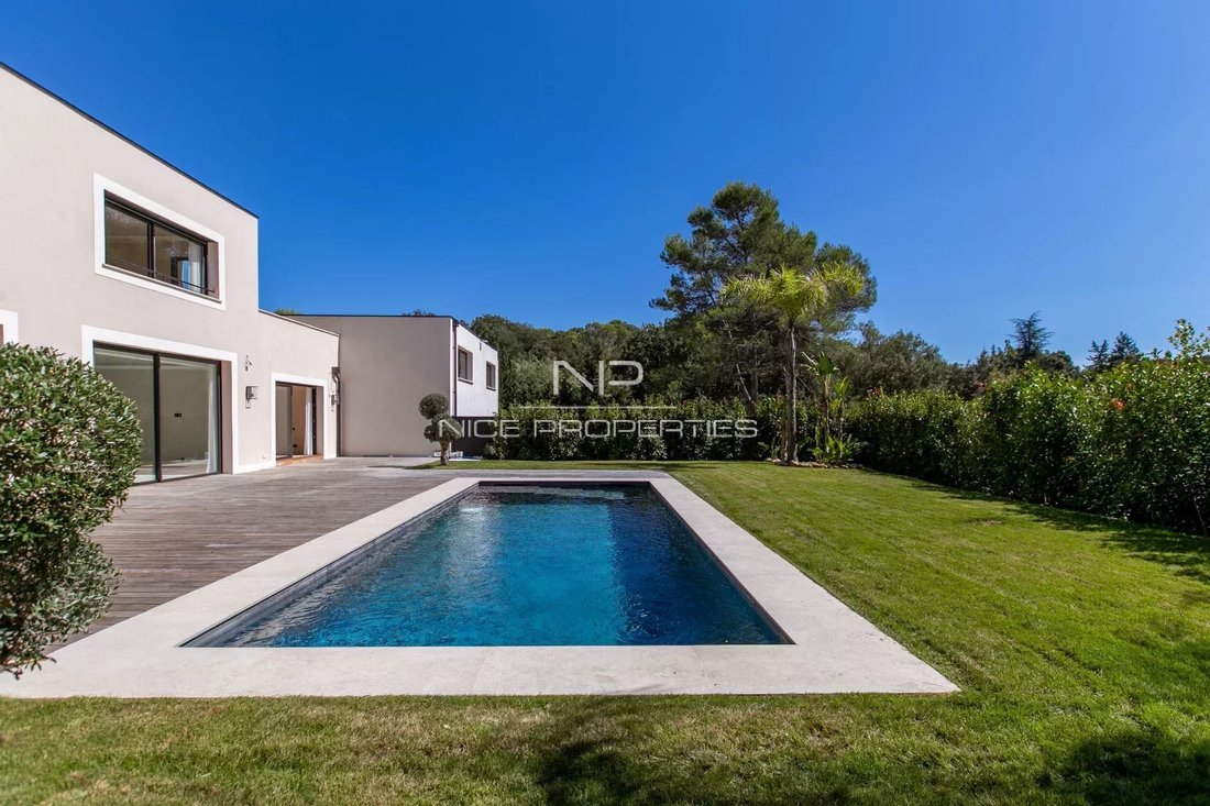 Villa in Valbonne, Provence-Alpes-Côte d'Azur, France 1 - 18647607