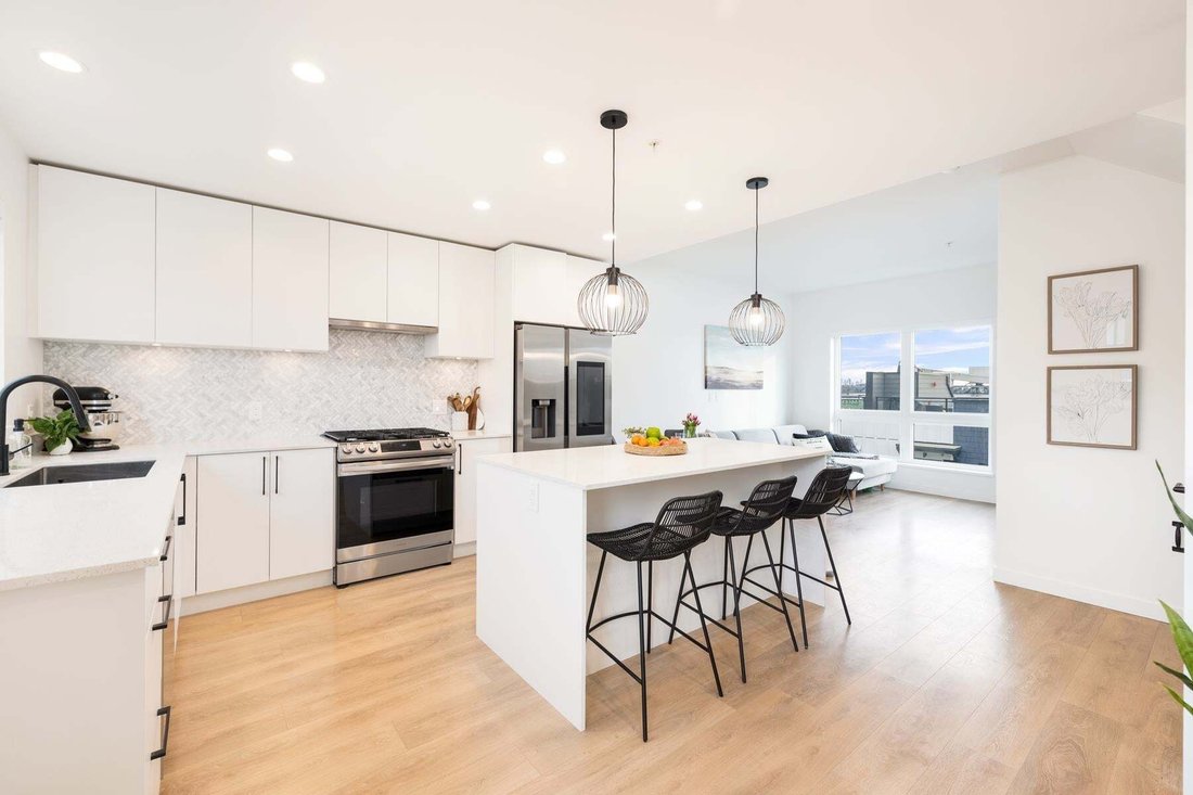 Townhouse in North Vancouver, British Columbia, Canada 2 - 18643104