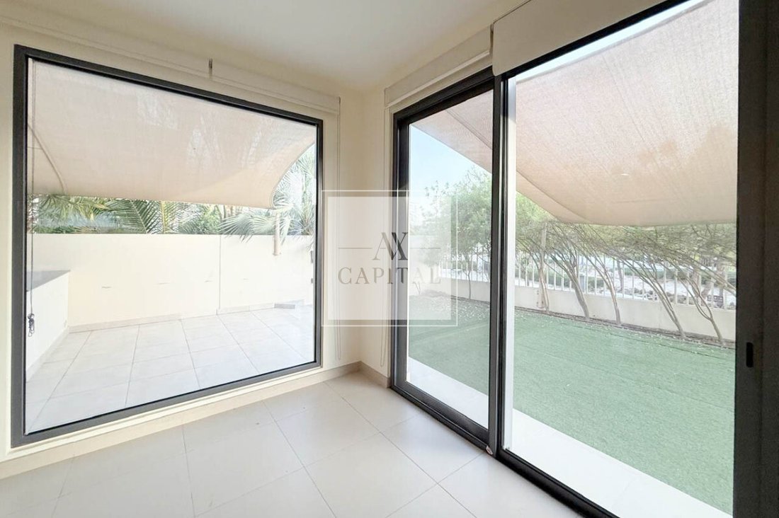 Townhouse in Umm Suqeim, Dubai, United Arab Emirates 5 - 18648245