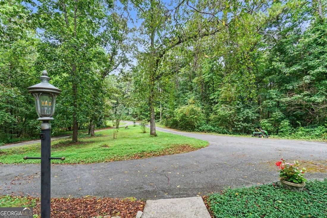 White, Georgia, United States 4 - 18648324
