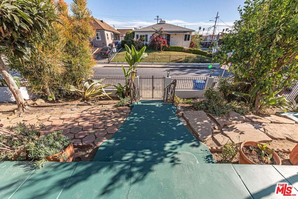Los Angeles, California, United States 4 - 18645959