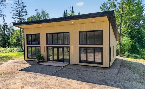 House in Amherst, Quebec, Canada 1