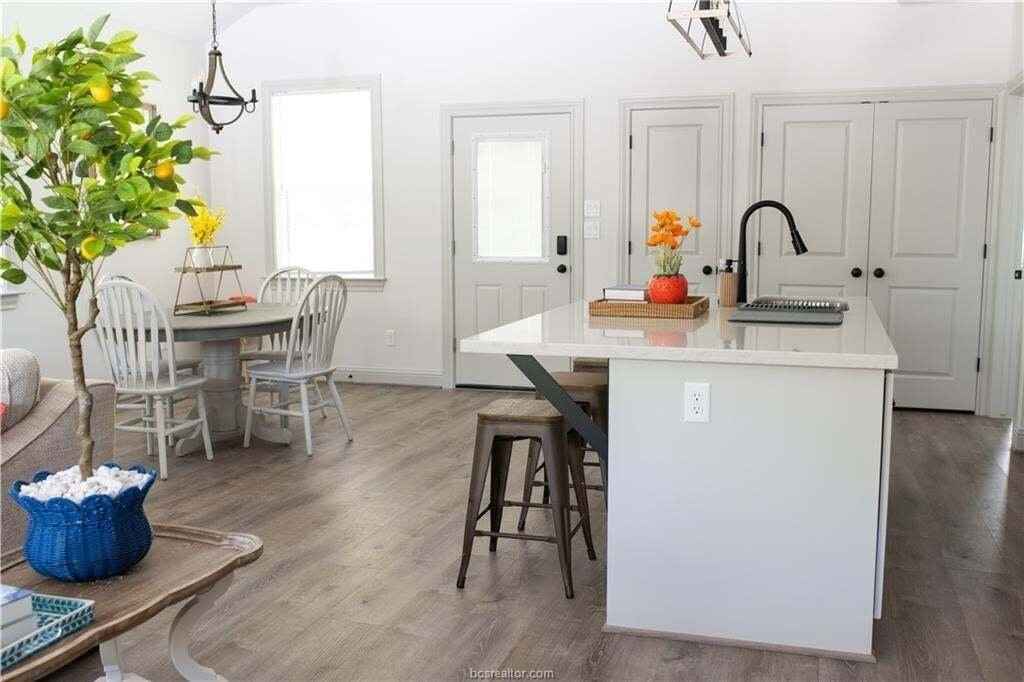 Bryan, Texas, United States 4 - 18647112