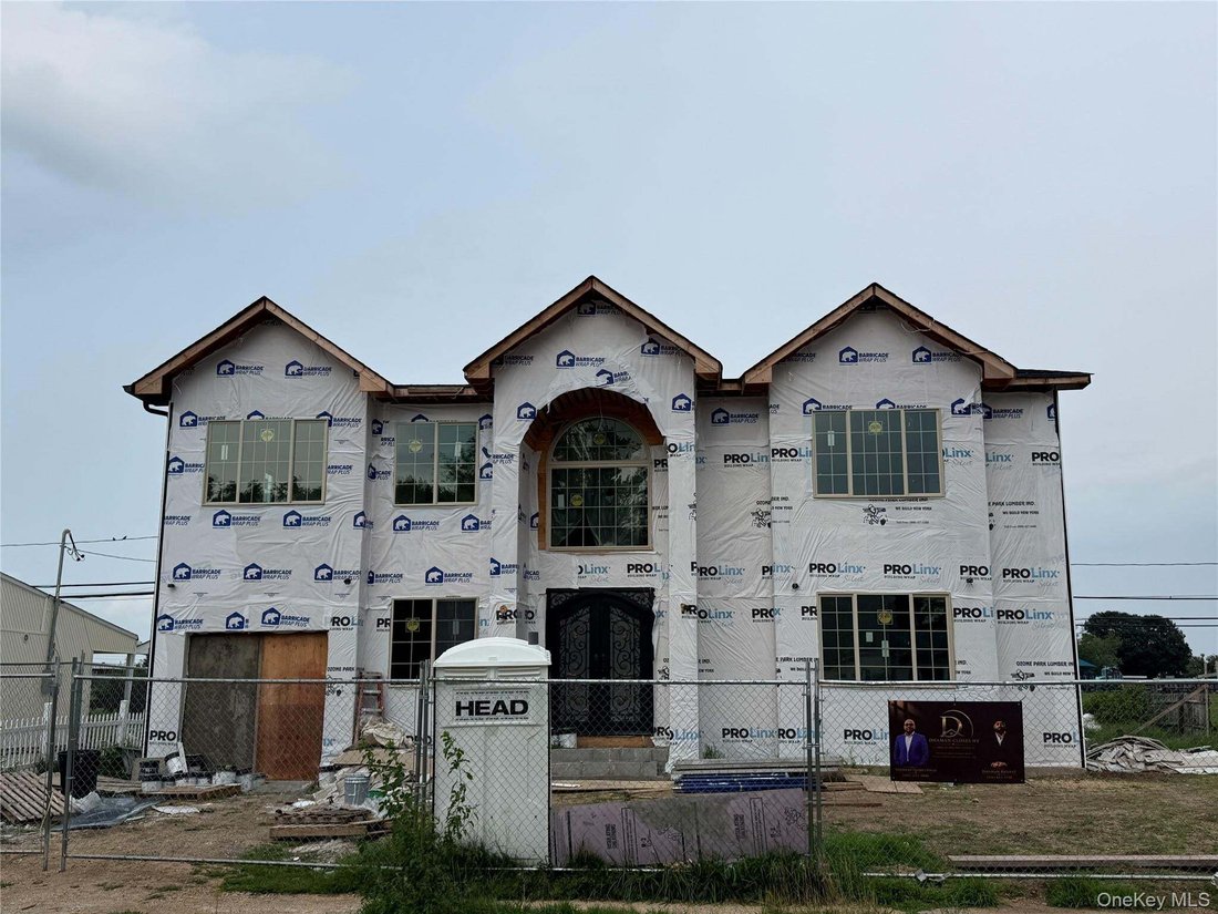 House in Levittown, New York, United States 1 - 18649048