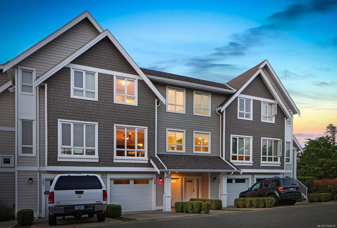 Townhouse in Comox, British Columbia, Canada 1 - 18649844