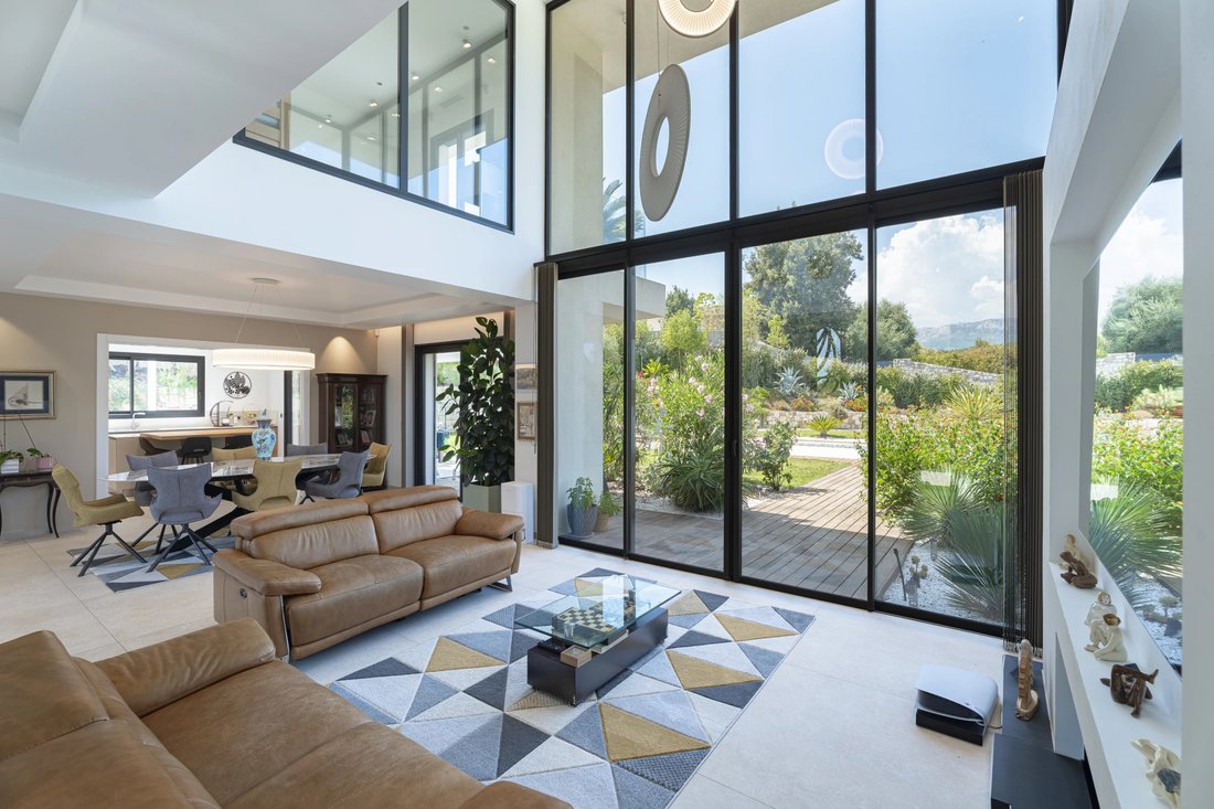 Villa in Nord, Roquefort-les-Pins, France 5 - 18649940