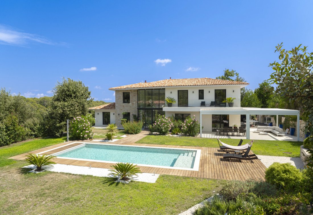 Villa in Nord, Roquefort-les-Pins, France 2 - 18649940