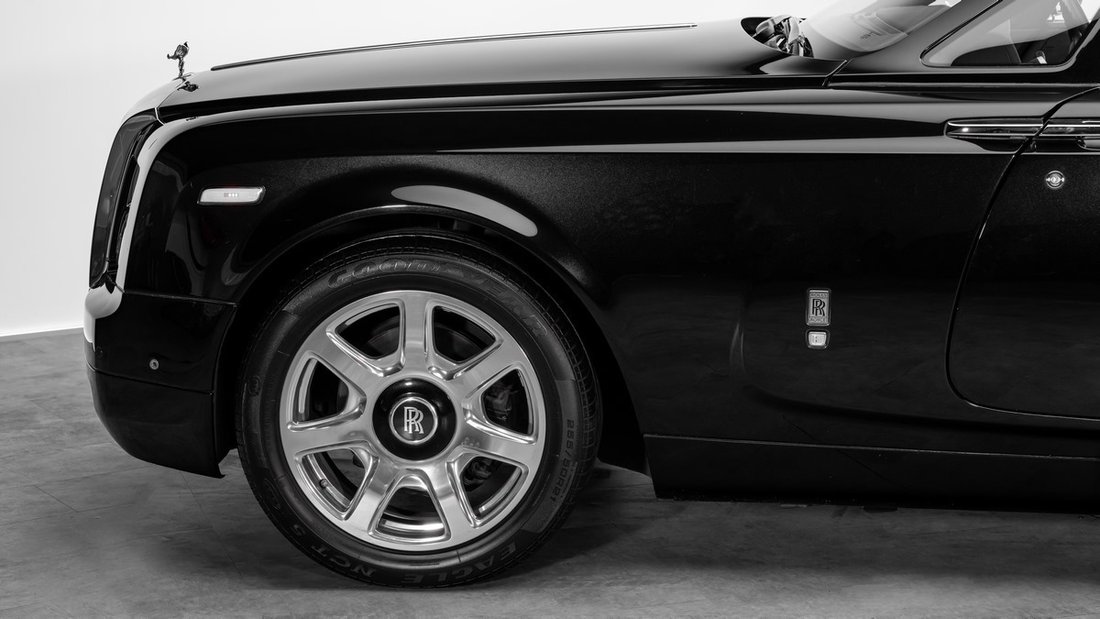 Cabriolet in Dubai, United Arab Emirates 4 - 18649919