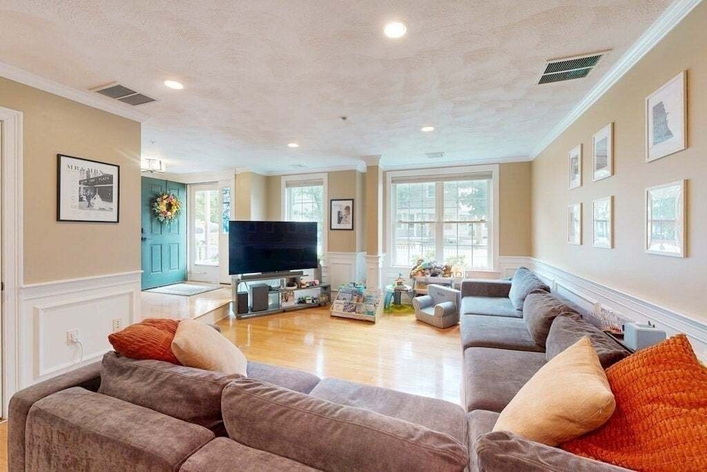 Condo in Medford, Massachusetts, United States 4 - 18649855