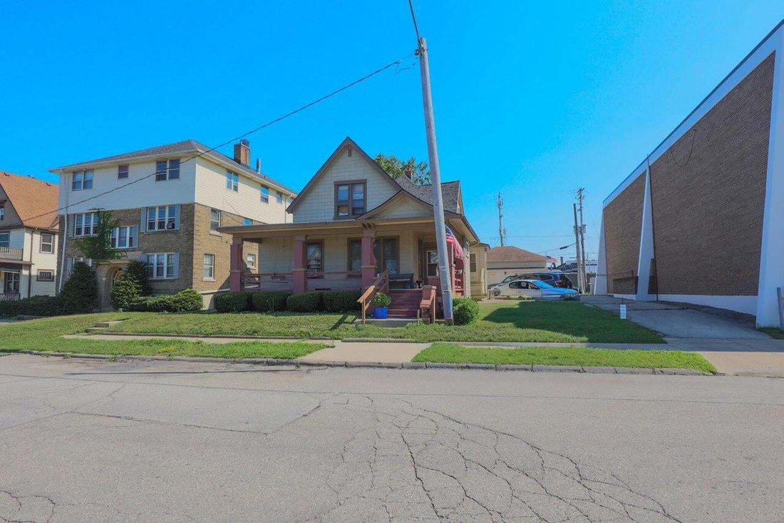 South Milwaukee, Wisconsin, United States 3 - 18648844