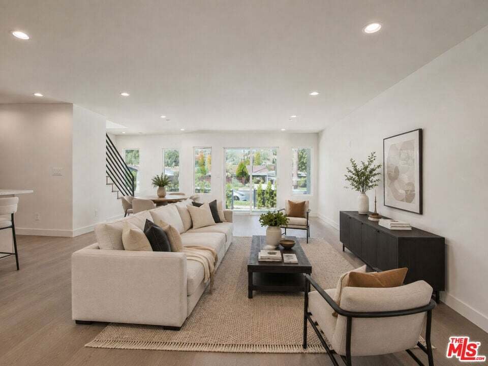 Los Angeles, California, United States 4 - 18649008