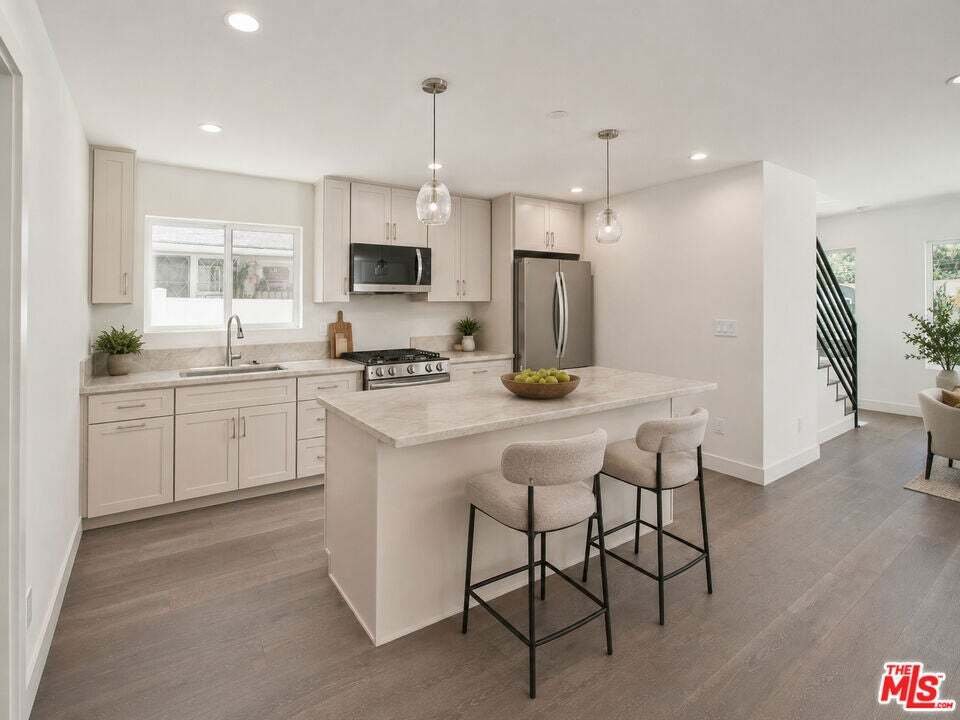 Los Angeles, California, United States 5 - 18649008