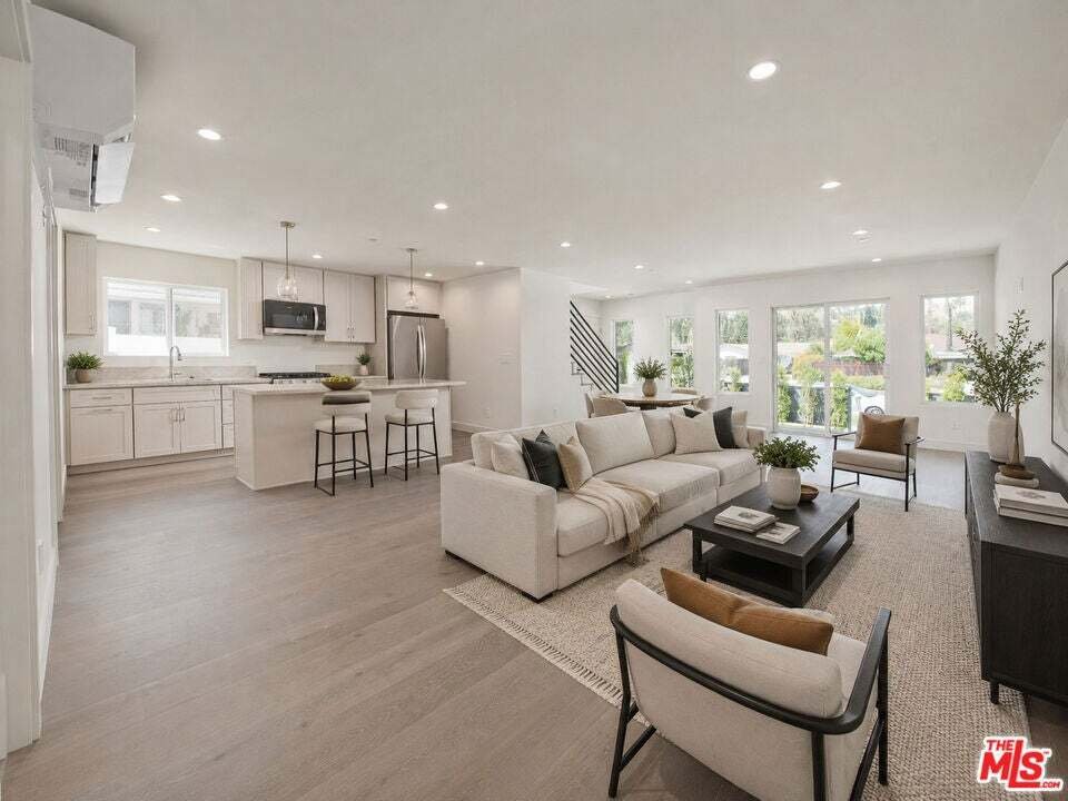 Los Angeles, California, United States 3 - 18649008