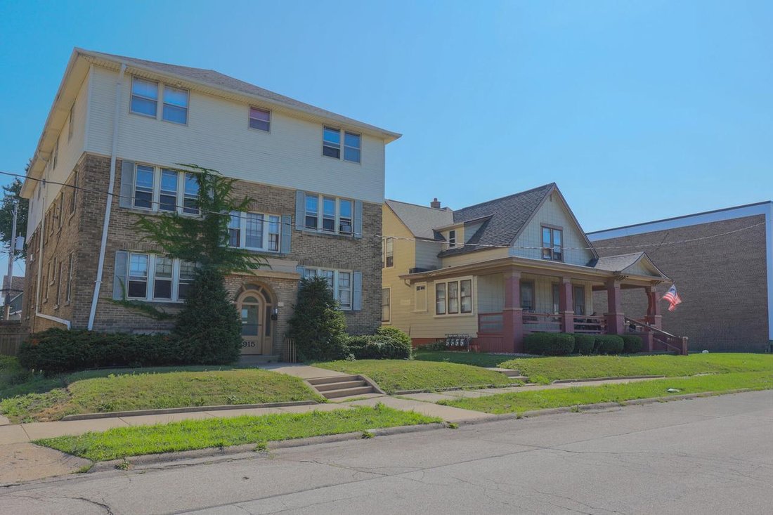 South Milwaukee, Wisconsin, United States 1 - 18648844