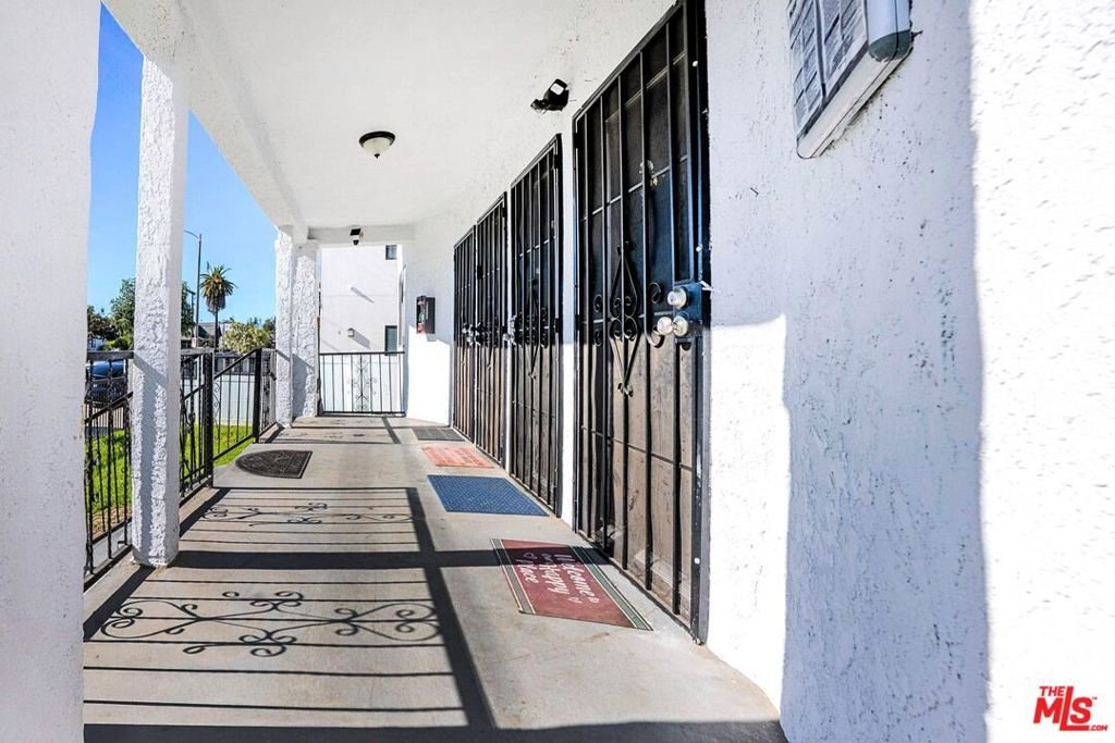 Los Angeles, California, United States 5 - 18649020