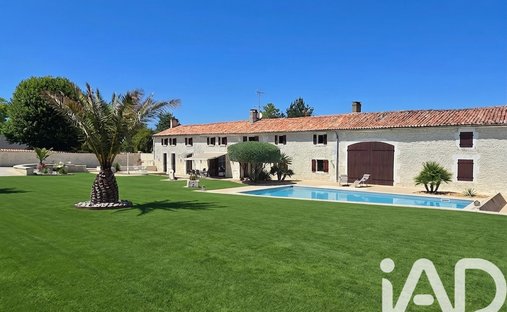 House in Gente, Nouvelle-Aquitaine, France 1