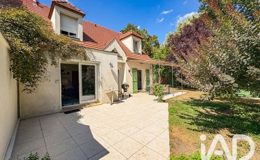 House in Bas, Maule, France 1