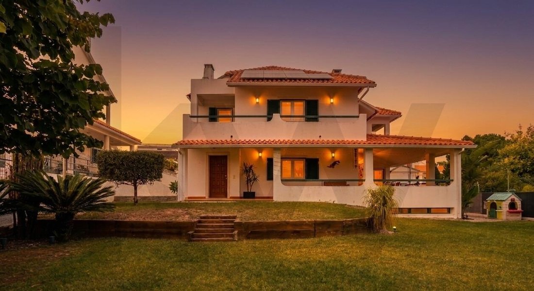Townhouse in Charneca de Caparica e Sobreda, Setubal, Portugal 1 - 18649962
