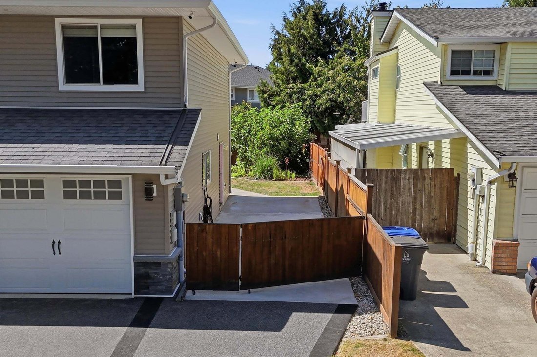 House in Surrey, British Columbia, Canada 3 - 18649884