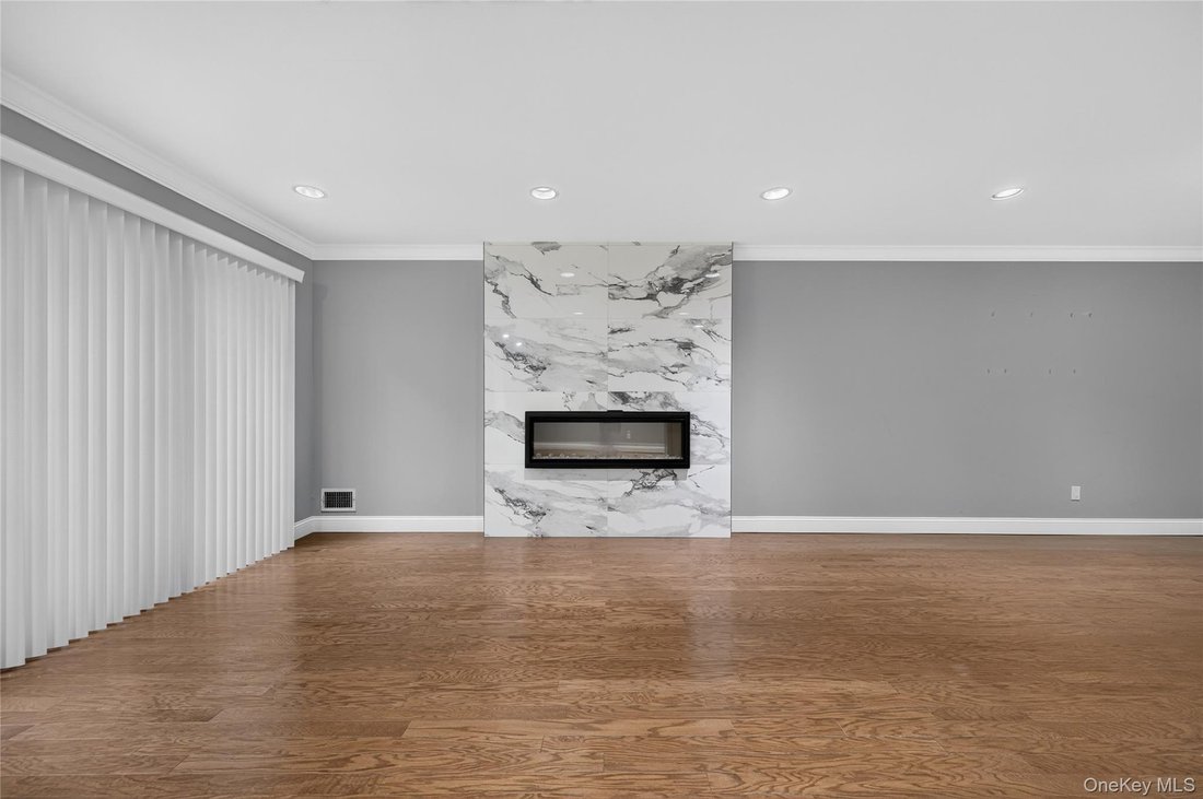 Condo in Roslyn, New York, United States 5 - 18649681