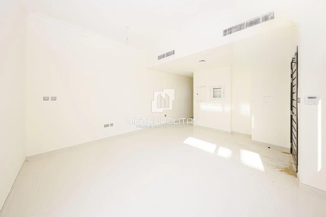 Townhouse in Damac Hills 2, Dubai, United Arab Emirates 3 - 18650253