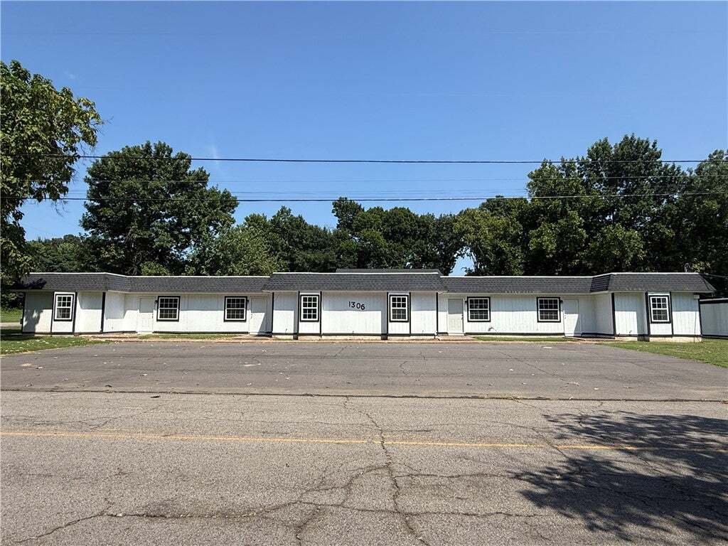 Russellville, Arkansas, United States 3 - 18652836