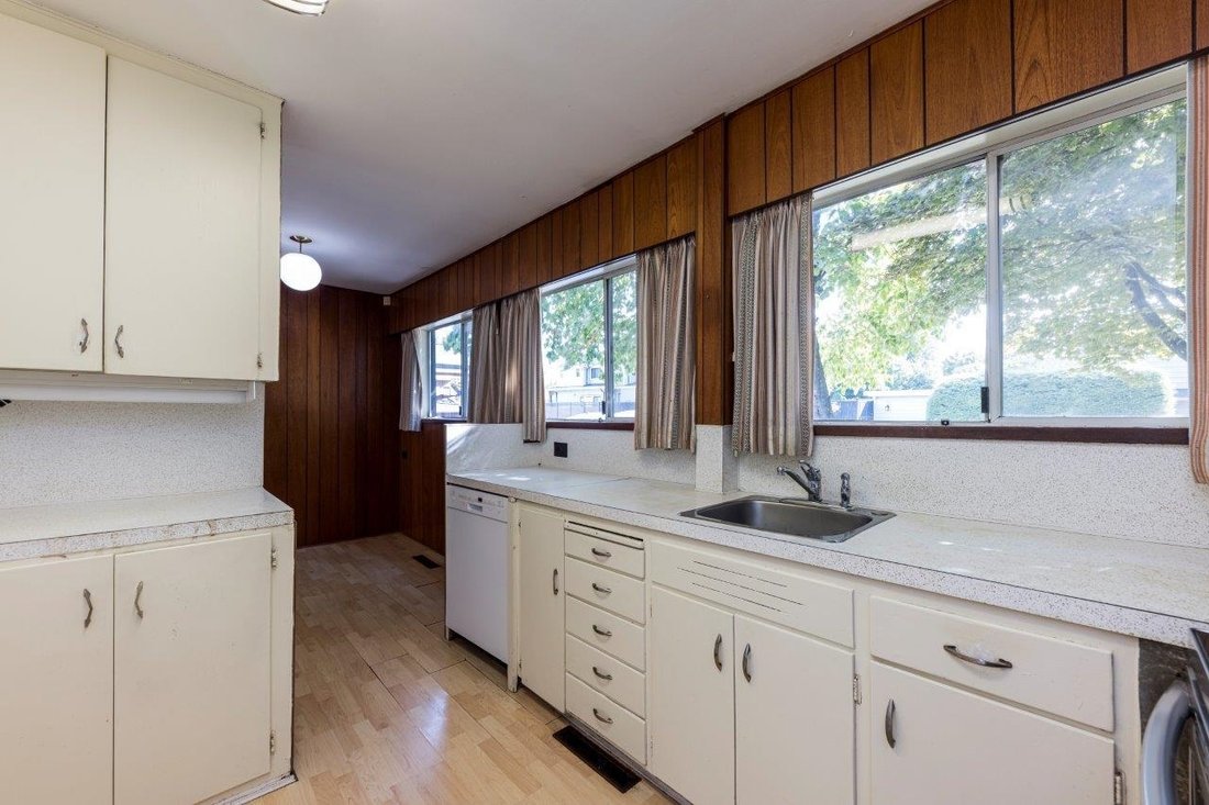 House in North Vancouver, British Columbia, Canada 5 - 18656135