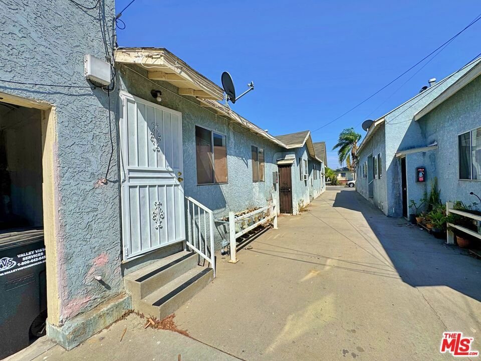 East Los Angeles, California, United States 3 - 18653247