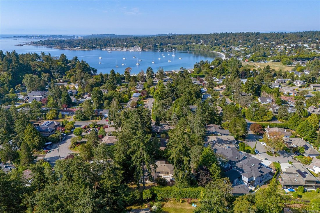 House in Saanich, British Columbia, Canada 2 - 18656120